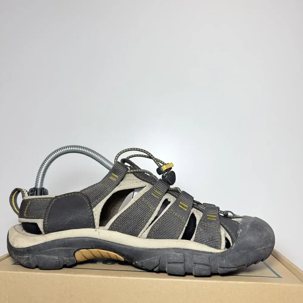 KEEN Newport H2 Sandal Mens 9.5 Brown Yellow Waterproof Outdoor Hiking Water